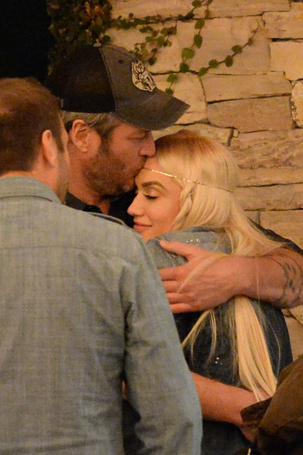 425_blake_shelton_gwen_stefani_kiss_spl1190799_026