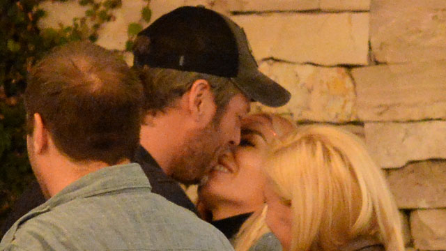 640_blake_shelton_gwen_stefani_kiss_spl1190799_019