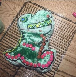 chris hemsworth cake