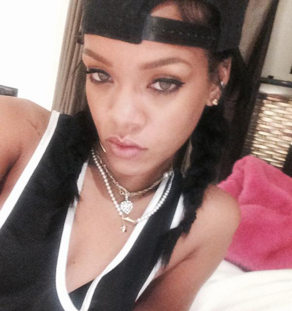 Rihanna Gives Fan Relationship Advice In Twitter DM's - Electric 94.9