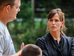 Actress Jennifer Garner visits victims of Eastern Kentucky floods