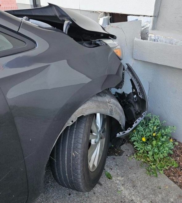 No injuries when minivan crashes into Kingsport LaCarreta