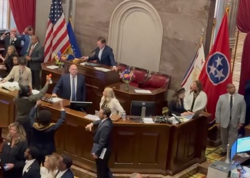 Circus-like atmosphere inside Tennessee House as new voting maps approved