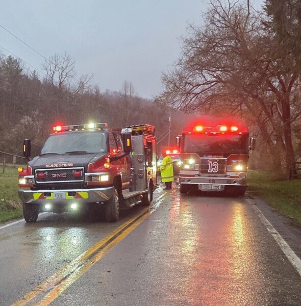 Residents rescued from roof of Glade Spring house fire